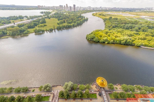 Uitzicht op een park van Moskou in de binnenplaats van een prestigieuze huis — Stockfoto