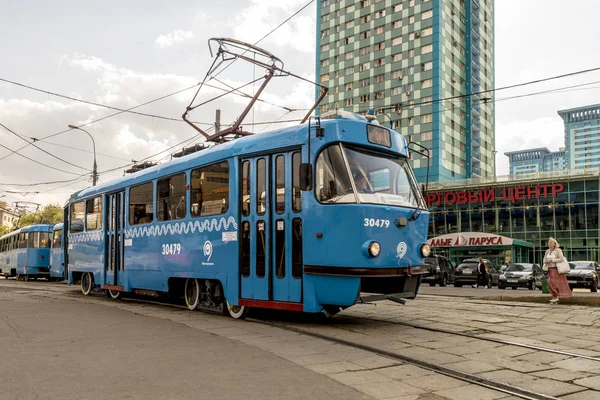 MOSCA, RUSSIA - 02 AGOSTO 2017-Tram a Mosca sullo sfondo di un moderno grattacielo residenziale — Foto Stock