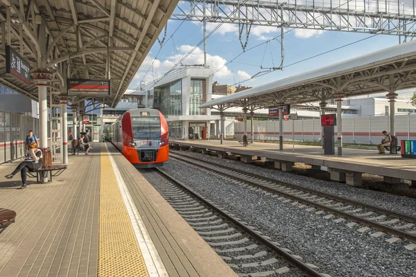 Spartak stadyumu yakınındaki yeni Moskova metrosu