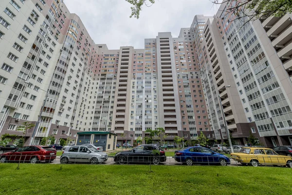 Moscow, Oroszország-június 26 2017 Modern sokemeletes lakóházak új kerületében Moszkva — Stock Fotó