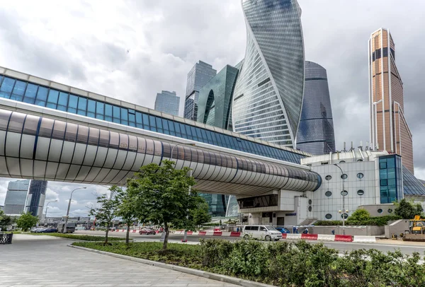 MOSCOW, RÚSSIA - MAIO 20 2017 A ponte moderna Bagration e centro de negócios na cidade de Moscou — Fotografia de Stock