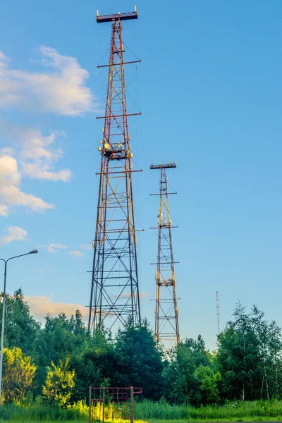 Torres de radio en Rusia cerca del aeropuerto — Foto de Stock