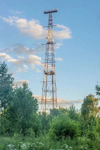 在俄罗斯机场附近的无线电塔 — 图库照片