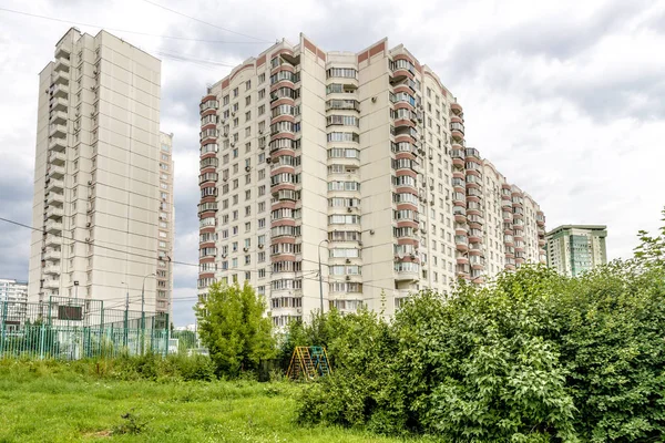 Moskva, Ryssland-juni 26 2017 moderna höghus bostadshus i nya distrikt i Moskva — Stockfoto