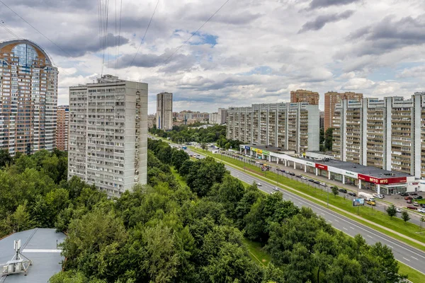MOSCÚ, RUSIA 26 JUNIO 2017 Modernas casas residenciales de gran altura en nuevos distritos de Moscú —  Fotos de Stock
