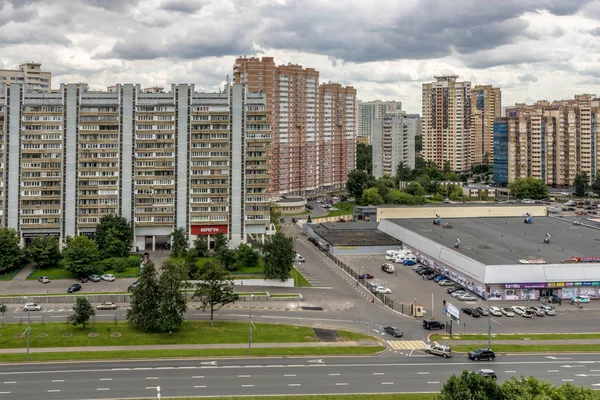 MOSCOW, RÚSSIA-JUNHO 26 2017 Modernas casas residenciais de arranha-céus em novos bairros de Moscou — Fotografia de Stock