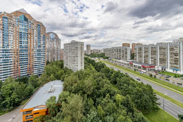 MOSCOW, RÚSSIA-JUNHO 26 2017 Modernas casas residenciais de arranha-céus em novos bairros de Moscou — Fotografia de Stock