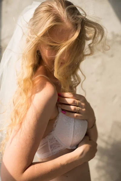 Fiatal menyasszony lány fehérnemű és csipke fátyol — Stock Fotó