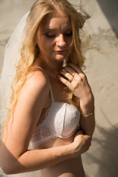 Giovane sposa ragazza in lingerie e pizzo velo — Foto Stock