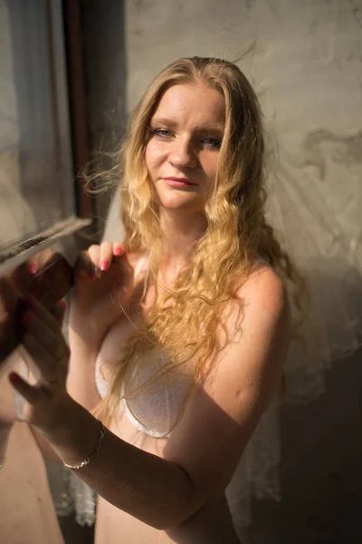 Jonge bruid meisje in lingerie en kant sluier — Stockfoto