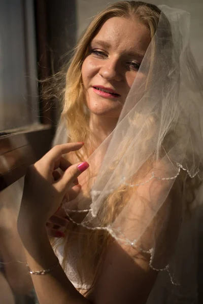 Fiatal menyasszony lány fehérnemű és csipke fátyol — Stock Fotó