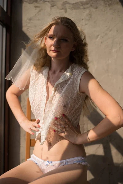 Молода дівчина нареченої в нижній білизні і мереживна вуаль — стокове фото