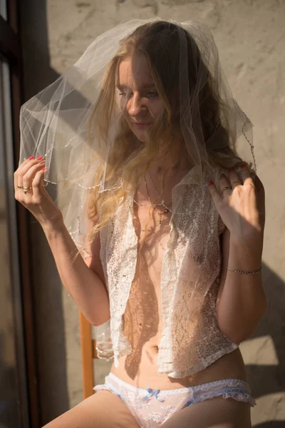Giovane sposa ragazza in lingerie e pizzo velo — Foto Stock