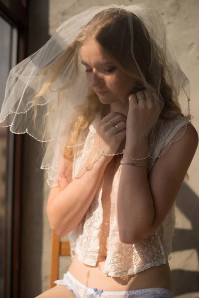 Gadis pengantin muda dalam lingerie dan kerudung renda — Stok Foto
