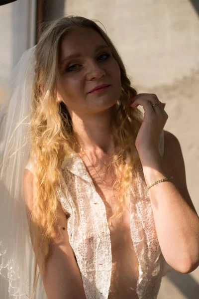 Giovane sposa ragazza in lingerie e pizzo velo — Foto Stock