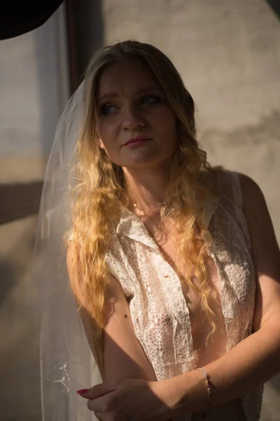 Giovane sposa ragazza in lingerie e pizzo velo — Foto Stock