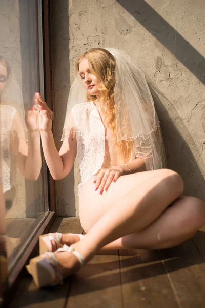 Jonge bruid meisje in lingerie en kant sluier — Stockfoto