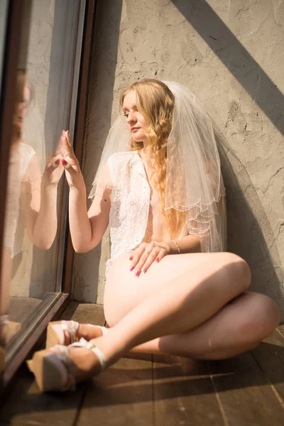 Jeune mariée fille en lingerie et voile de dentelle — Photo