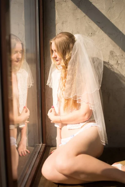 Gadis pengantin muda dalam lingerie dan kerudung renda — Stok Foto