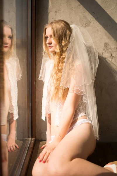 Giovane sposa ragazza in lingerie e pizzo velo — Foto Stock