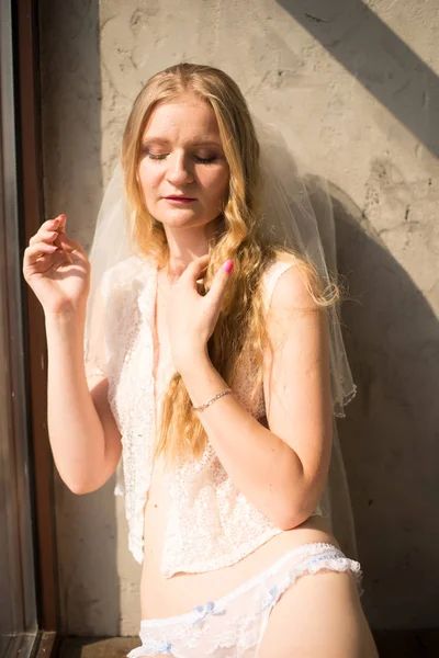 Giovane sposa ragazza in lingerie e pizzo velo — Foto Stock