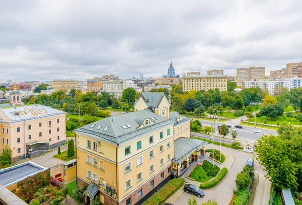 モスクワの新しい地区に近代的な高層住宅 — ストック写真