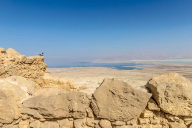 Ölü Deniz Güney İsrail yakınındaki dağ Massada eski kale kalıntıları