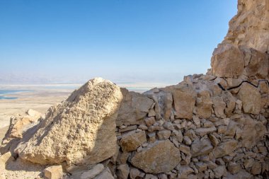 Ölü Deniz Güney İsrail yakınındaki dağ Massada eski kale kalıntıları