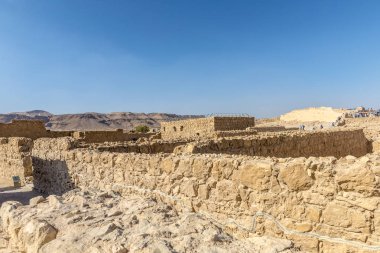 Ölü Deniz Güney İsrail yakınındaki dağ Massada eski kale kalıntıları