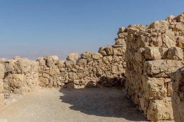 Ölü Deniz Güney İsrail yakınındaki dağ Massada eski kale kalıntıları