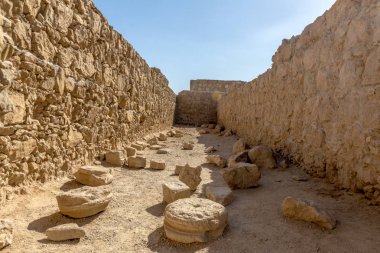Ölü Deniz Güney İsrail yakınındaki dağ Massada eski kale kalıntıları