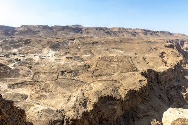 Ölü Deniz Güney İsrail yakınındaki dağ Massada eski kale kalıntıları