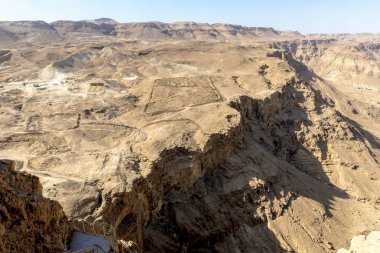 Ölü Deniz Güney İsrail yakınındaki dağ Massada eski kale kalıntıları
