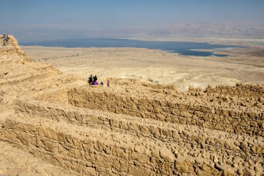 Ölü Deniz Güney İsrail yakınındaki dağ Massada eski kale kalıntıları