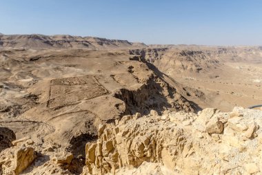 Ölü Deniz Güney İsrail yakınındaki dağ Massada eski kale kalıntıları