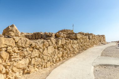 Ölü Deniz Güney İsrail yakınındaki dağ Massada eski kale kalıntıları