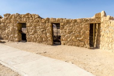 Ölü Deniz Güney İsrail yakınındaki dağ Massada eski kale kalıntıları