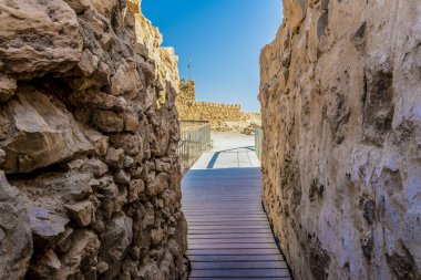 Ölü Deniz Güney İsrail yakınındaki dağ Massada eski kale kalıntıları