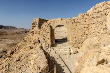 Ölü Deniz Güney İsrail yakınındaki dağ Massada eski kale kalıntıları