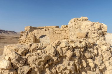Ölü Deniz Güney İsrail yakınındaki dağ Massada eski kale kalıntıları