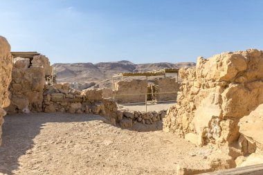 Ölü Deniz Güney İsrail yakınındaki dağ Massada eski kale kalıntıları