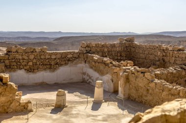 Ölü Deniz Güney İsrail yakınındaki dağ Massada eski kale kalıntıları