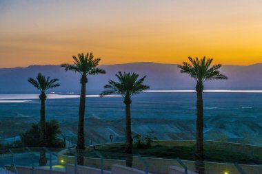 Ölü Deniz ve dağlar Negev Çölü'nde bir görünüm. İsrail
