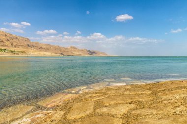 Ölü Deniz ve dağlar Negev Çölü'nde bir görünüm. İsrail