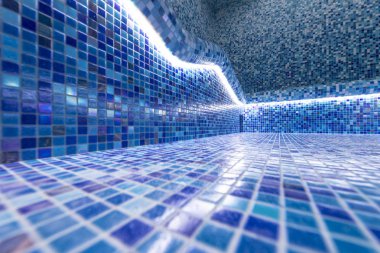 Bir ışık ile döşeli bir yüzme havuzu ile modern Hamam