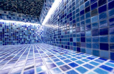 Bir ışık ile döşeli bir yüzme havuzu ile modern Hamam