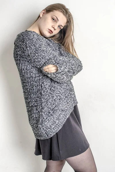 Junges Schönes Mädchen Sitzt Einem Grauen Langen Warmen Pullover — Stockfoto