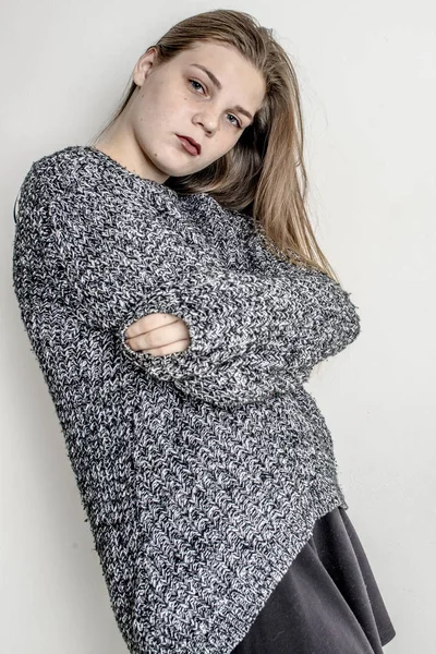 Junges Schönes Mädchen Sitzt Einem Grauen Langen Warmen Pullover — Stockfoto