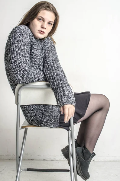 Junges Schönes Mädchen Sitzt Einem Grauen Langen Warmen Pullover — Stockfoto