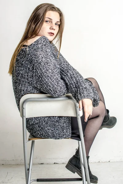 Junges Schönes Mädchen Sitzt Einem Grauen Langen Warmen Pullover — Stockfoto
